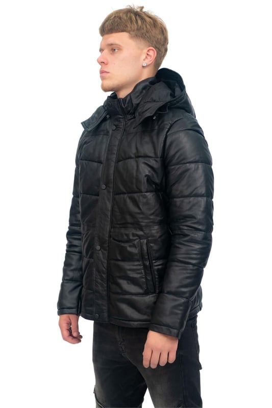 Experimente la calidez y el estilo con nuestra chaqueta acolchada con capucha de cuero negro. Confeccionada con el mejor cuero napa de cordero, esta chaqueta ofrece una sensación lujosa y flexible a la vez que proporciona un excelente aislamiento. Las cremalleras YKK garantizan una funcionalidad suave y durabilidad. Con dos bolsillos exteriores en la cintura y dos bolsillos interiores, tendrá un amplio espacio para mantener sus elementos esenciales seguros. La capucha desmontable agrega versatilidad, lo que le permite adaptarse a las condiciones climáticas cambiantes. Ya sea que esté paseando por la ciudad o explorando el aire libre, esta chaqueta combina comodidad y estilo a la perfección. • Confeccionada con el mejor cuero napa de cordero para una sensación lujosa • Cremalleras YKK para una funcionalidad suave y una durabilidad duradera • Dos bolsillos exteriores en la cintura y dos bolsillos interiores para un almacenamiento conveniente • Capucha desmontable para mayor versatilidad • Diseño acolchado para un excelente aislamiento y calidez.
