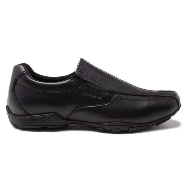 Envíalos de regreso a la escuela con estilo con los zapatos Elijah de Hush puppies. Estos zapatos de cuero negro fáciles de poner son perfectos para el patio de recreo con su estilo elegante y su resistente suela de goma.