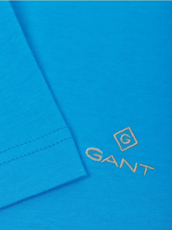 Gant Contrast Logo T-Shirt is a classic crew-neck tee with contrast color logo embroidery on the chest. Feature Short Sleeves and a Crew Neckline. Crafted With 100% Cotton, these Lightweight and breathable Regular Fit T-shirts are Machine Washable.