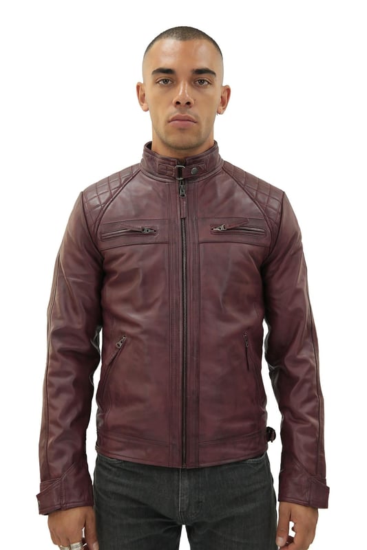 Mejore su estilo con nuestra minimalista chaqueta motera, una prenda elegante y refinada que combina la esencia clásica de las chaquetas moteras con un toque de modernidad.

Estilo elegante: Esta chaqueta representa la esencia de las chaquetas de motorista con un diseño minimalista, por lo que es ideal para cualquier ocasión.
Cinturones con diamantes: Los discretos detalles en forma de rayas de las hombreras aportan un toque de elegancia y realzan el estilo de la chaqueta.
Viel Stauraum: Vier Außentaschen mit Reißverschluss an der Brust und an den Seiten bieten praktische Aufbewahrungsmöglichkeiten für Ihre wichtigsten Dinge.
Cierre de cremallera YKK de alta resistencia: La chaqueta cuenta con un cierre YKK de alta calidad, resistente y hermético, que facilita la sujeción y el uso.
Cortas pestañas: Una corta tira redondea el look moderno y refuerza la estética minimalista de la chaqueta.
Mangas y bolsillos acolchados: Las mangas y los bolsillos acolchados son detalles elegantes que realzan el diseño general.
Cola ancha: El corte versátil le permite adoptar la forma de paso deseada y le aporta estilo y comodidad.
Esta minimalista bolsa de pañuelo está confeccionada con un pañuelo 100% de poliéster de alta calidad y muy suave, y cuenta con una funda de poliéster de alta calidad con bolsillos integrados. Es una combinación perfecta de estilo clásico y contemporáneo.