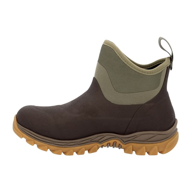 De Arctic Sport II Ankle is gemaakt van Muck's traditionele handgelegde rubber. Om het gewicht te verminderen en de flexibiliteit te vergroten, hebben we onze Muckskin technologie gebruikt. Deze technologie bestaat uit een bedrukte rubberen coating over neopreen die 100% waterdicht is.