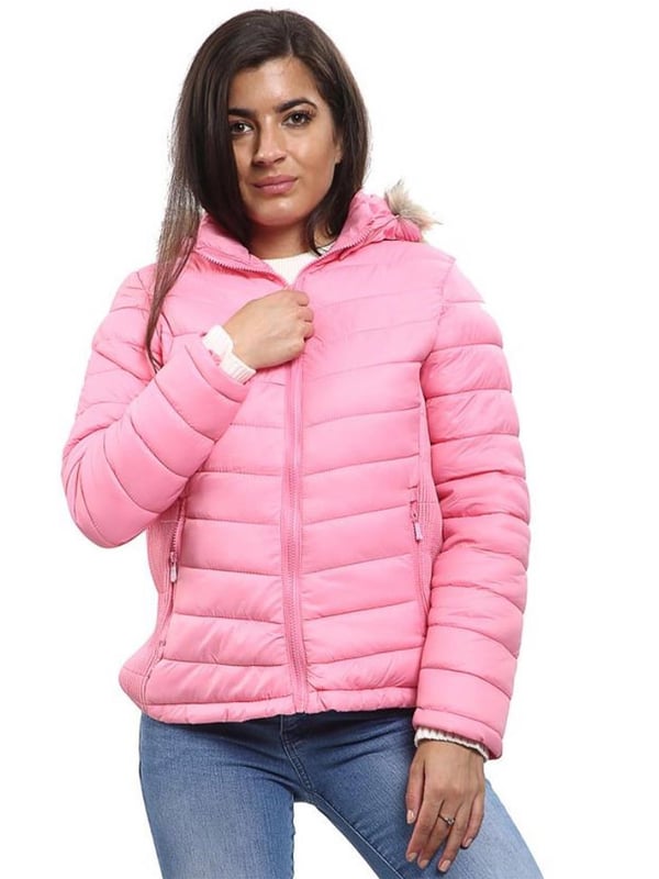 Presentamos la Chaqueta Puffer para Mujer de Kruze, una combinación perfecta de estilo, calidez y funcionalidad para el clima frío. Esta chaqueta ligera está diseñada con un cierre de cremallera completo para un uso fácil y cuenta con una capucha removible con lujoso ribete de piel sintética, que añade un toque de sofisticación a tu look de invierno. Detalles como los bolsillos laterales con cremallera brindan un almacenamiento seguro para tus esenciales, mientras que los paneles laterales elásticos y plisados ofrecen un ajuste flexible que se adapta a tus movimientos. Con su diseño versátil y materiales de primera calidad, esta chaqueta puffer te mantiene abrigada y con estilo en los días más fríos.