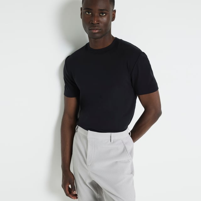 Regular fit, Slip pockets, Belt loops, Zip and button fastening