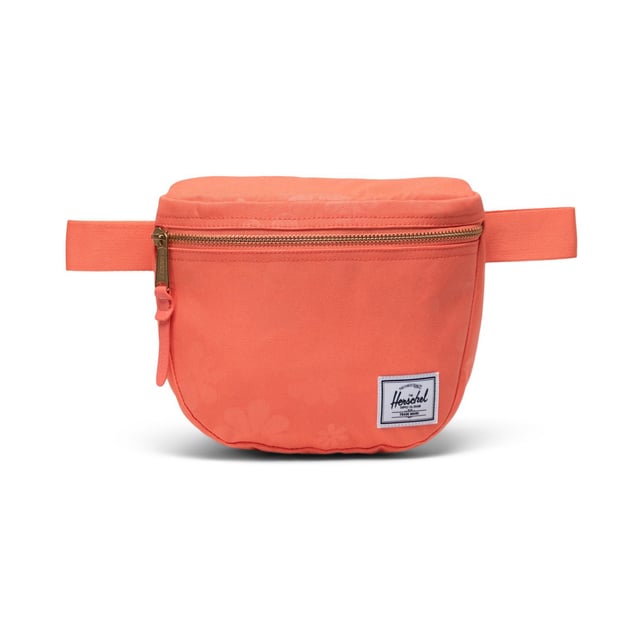 Made for quick and easy journeys. The Settlement Hip Pack keeps your essentials close when you're on the move. Made with recycled EcoSystem fabrics, this classic piece wears on the hip or over the shoulder.