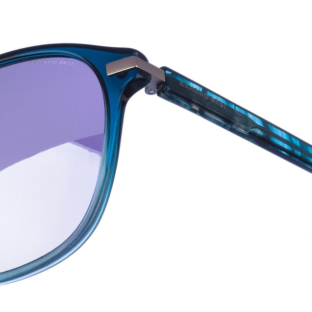 Gafas de sol Armand Basi con montura de acetato.
 Color Turquesa
 Forma ovalada.
 Lentes de color Gris Oscuro Espejada
 Patillas de acetato a tono, con el nombre de la marca grabado.
 100% Protección UV. 
 Cristales antirreflejo.
 Incluye una funda de tela de protección.
Los colores reales del producto pueden variar ligeramente con respecto a los colores que muestra su monitor.
 
 Medidas  Ancho lente: 56 mm. Puente: 19 mm. Patillas: 145 mm.
 
 Limpiar las gafas con agua y jabón (neutro).
 - No utilice paños sucios o abrasivos, que puedan alterar las características de los filtros.
 - Utilice solo accesorios y repuestos originales.