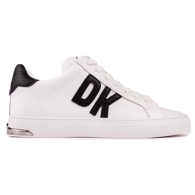 Lace-up, Schritt und Tap in den neuesten Trainer Trend mit dem Abeni Super White Damen Trainer von Dkny. Minimalistisch in seinem Design, aber mit einem stilvollen Schlag mit komplizierten Details und Designer-Branding, verschmilzt der Court Sneaker sportlichen Looks mit dem neuesten Mode-Statement nahtlos.