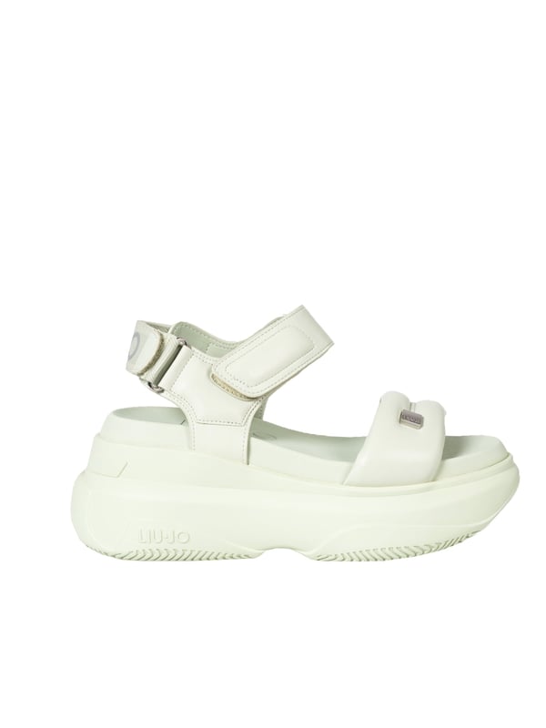 Estas sandalias de moda con suela gruesa son la elección perfecta para aquellos que valoran la comodidad y el estilo; su sólida suela amortiguadora asegura confort durante todo el día.

El cierre ajustable con velcro no solo garantiza un ajuste perfecto al pie, sino que también permite ponerse y quitarse las sandalias rápidamente y con facilidad, lo cual es extremadamente práctico en días calurosos.

En la parte delantera, hay un emblema de la marca característico con el logo de la empresa, que agrega elegancia a las sandalias y está sutilmente incorporado en su diseño, indicando la originalidad y el alto estatus de la marca.

La suela con logo no solo demuestra la autenticidad del producto, sino que también está diseñada de manera que asegure adherencia y seguridad en diversas superficies.

Hechas de material de alta calidad, estas sandalias son resistentes al desgaste y daños, lo que asegura su uso prolongado y mantiene su apariencia estética a lo largo de muchas temporadas.