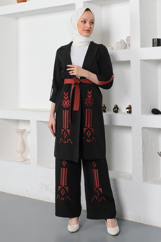 Stoffmerkmal: Hergestellt aus doppelter Stofflage.Produktmerkmal: Es handelt sich um ein neues Hijab-Modell der Saison ohne Futter. Die Jacke hat einen abnehmbaren Gürtel. Die Hose hat einen elastischen Bund. Aufgrund von Konzeptaufnahmen kann es zu leichten Farbunterschieden bei dem Produkt kommen. Das Model trägt Größe 38.Größe 38 Jackenmaße: Länge: 98 cm - Brust: 94 cm - Taille: 90 cm - Hüfte: 102 cmGr