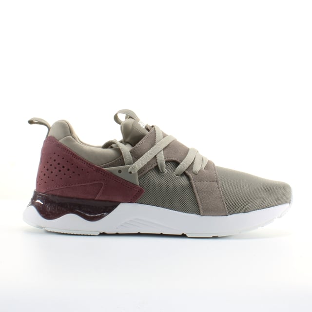 Cuando necesite una combinación de estilo y comodidad, no busque más que los zapatos Gel-Lyte® V SANZE. Esta versión de 2017 viene con una superposición de la parte superior de malla y de ante, asumiendo elementos de diseño que miran hacia atrás en la herencia de ASICS Tiger. Un estilo popular entre hombres y mujeres por igual, este clásico de ropa de calle presenta una amortiguación de gel visible, para absorber efectivamente el choque y protege los pies de los movimientos de alto impacto, perfecto para el uso diario.