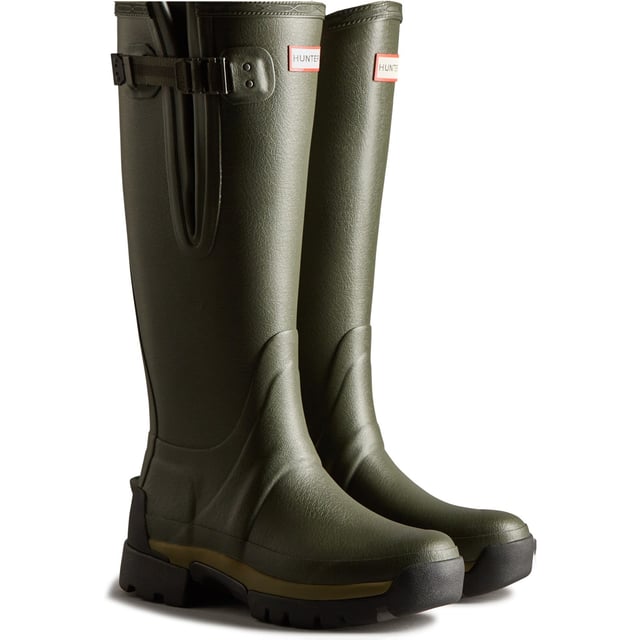 The Balmoral Side Adjustable boot features a performance Vibram sole, offering enhanced comfort and shock-absorption, while multi-directional cleats are designed for grip and mud-release.
