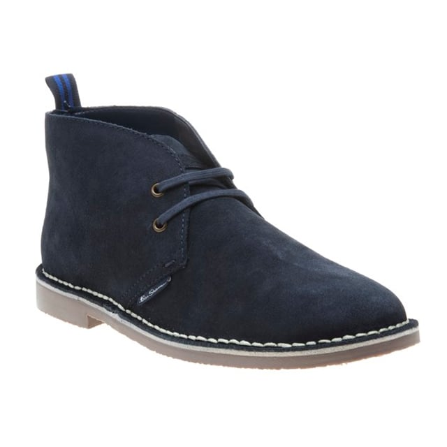 Ben Sherman Hunt-Stiefel Blau Kombiniert mit Jeans und einem Pullover wird der Herren Hunt Boot von Ben Sherman der ideale Freizeit-Schuh sein. Hergestellt aus hochwertigem navyblauen Wildleder, wird der klassische Desert Boot mit einer retro Gummisohle ergänzt.