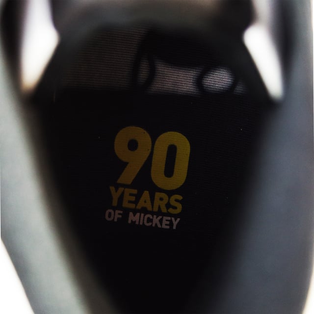 Para celebrar el 90 aniversario de Mickey, la marca Asicstiger ™ ha colaborado con Disney en un paquete exclusivo de Gel-Ptg ™. Las zapatillas de deporte Gel-Ptg ™ se basan en las icónicas zapatillas de baloncesto de los años 80, reconocidas como una de las zapatillas de baloncesto más populares de Japón jamás diseñadas. El modelo GEL-PTG ™ MT está diseñado con una construcción ligeramente más alta en la parte superior de la parte superior. Una ejecución de cuero con un vampiro perforado lo convierte en una opción transpirable para el uso de todo el día, mientras que una sola de goma proporciona puntos de agarre y pivote muy necesarios en la sola sola permiten movimientos rápidos. El diseño clásico de rayas ASICS y los cordones tonales lo rodean con un borde elegante, mientras que los revestimientos externos y de calcetines impresos de Mickey honran a este querido personaje.