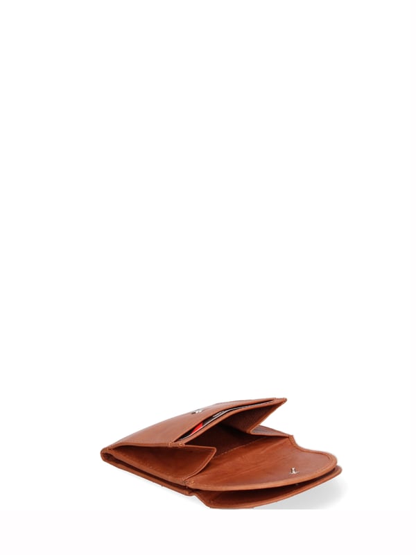 Cartera de hombre. El cierre es con botón de presión. Los bolsillos internos son tarjeteros y porta billetes. Los bolsillos externos son uno frontal con botón magnético. Falta la correa para el hombro. Falta el mango. Hay un compartimento interno. El material exterior es 100% Piel Auténtica. Internamente está forrado en piel auténtica. Medidas: 10x9x2,5 cm. Producto de moda