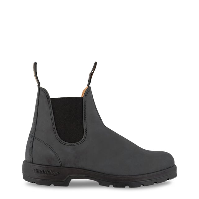 Estas botas Blundstone 587 rústicas negras con corte en V combinan la comodidad y la practicidad inigualables de las botas Blundstone originales con una parte superior de cuero negro rústico suave para la bota perfecta para cualquier lugar. Las 587 toman todo lo bueno de las botas Blundstone australianas originales y lo llevan al máximo, sin sacrificar nada en términos de comodidad y funcionalidad, sin dejar de verse y sentirse fantásticas. Estas botas Chelsea están hechas de cuero negro rústico suave y flexible con una suela exterior de TPU muy duradera. Elegantes y atemporales en su diseño, estas botas se adaptan tanto a los sofisticados paisajes urbanos como al interior de Australia. La comodidad se lleva al siguiente nivel con las plantillas extraíbles y la tecnología XRD® en el talón que absorbe hasta el 90% de los impactos, y da como resultado un par de botas que saldrán ilesas de todo lo que les arrojes. Toda la durabilidad. Más comodidad. Más absorción de impactos. Más lugares para ver con tus Blundstone 587. Diseñado para aventuras con parte superior de cuero negro rústico premium resistente al agua de 2,5 mm de espesor Laterales elásticos negros y tiradores icónicos para calzar fácilmente Parte superior de cuero negro rústico premium que es resistente al aceite, ácido y grasa orgánica La suela exterior de TPU altamente duradera garantiza que la bota pueda soportar golpes Sistema Blundstone SPS Max Comfort para una excelente absorción de impactos de hasta el 90% Entresuela acolchada para comodidad durante todo el día