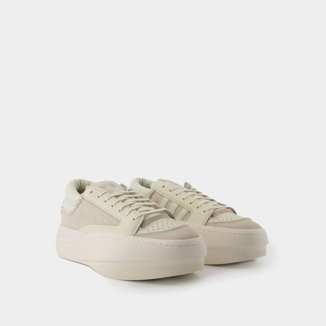 OFF WHITEColores: BEIGE - /CREAM WHITE. Material principal: piel de becerro ante con efecto rejilla. Material de la suela: caucho. Forro: algodón. Cierre: cordones en la parte superior. Forma de la punta: almendra. Cómo elegir la talla: fiel a la talla - Talla: UK.