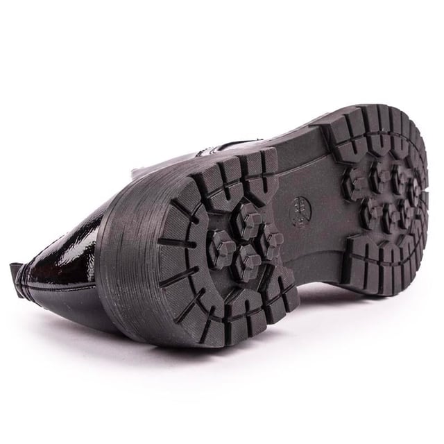 Los zapatos Jana Patent Derby le darán a tu atuendo el toque que necesita y realzarán tu guardarropa. Estos zapatos negros brillantes han sido diseñados con una parte superior con apariencia de charol sobre una suela exterior robusta. La moda se une a la función. ideal para colegio. ropa universitaria o de oficina inteligente.