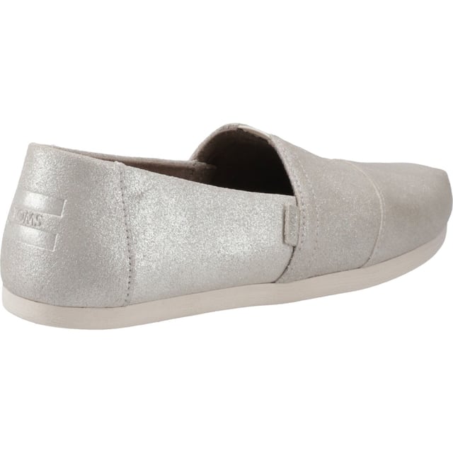 Alltäglicher Stil mit traumhaftem Komfort. Dieser klassische, leicht zu tragende Alpargata-Schuh verfügt über ultra-weiche CloudBound-Sohlen für verbesserte Atmungsaktivität und wolkenartigen Halt. Schlüpfen Sie für einen einfachen Stil hinein und verleihen Sie jedem Look einen majestätischen Moment.