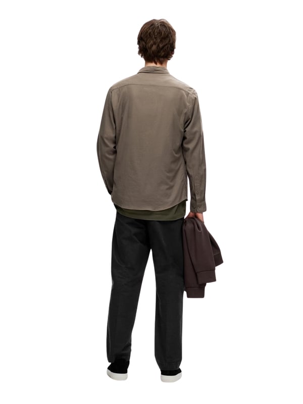 Breid je herfst- en wintergarderobe uit met het stijlvolle overhemd van Selected Homme voor heren.  Dit model combineert de klassieke overhemdkraag met een doorlopende knoopsluiting en biedt je een moderne slim fit die je silhouet perfect benadrukt.   Het hoge comfort en de hoogwaardige materialen maken dit overhemd met lange mouwen tot een onmisbare metgezel op kille dagen.   Het tijdloze ontwerp combineert elegantie en functionaliteit, zodat je het alleen of over een overhemd kunt dragen.   Perfect voor mannen die waarde hechten aan een stijlvolle maar comfortabele look.