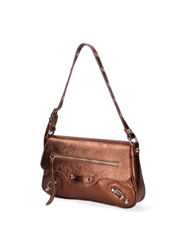 Bolso bandolera para mujer. El cierre es con botón magnético. Los bolsillos internos son uno con cremallera. Los bolsillos externos son uno delantero con cremallera y otro trasero con cremallera. La bandolera es ajustable y extraíble en piel. El mango es de cuero. Hay un compartimento interno. El material exterior es piel auténtica laminada. Internamente está forrado en tejido 70% algodón - 30% seda. Medidas: 28x15x5 cm. Hecho en Italia