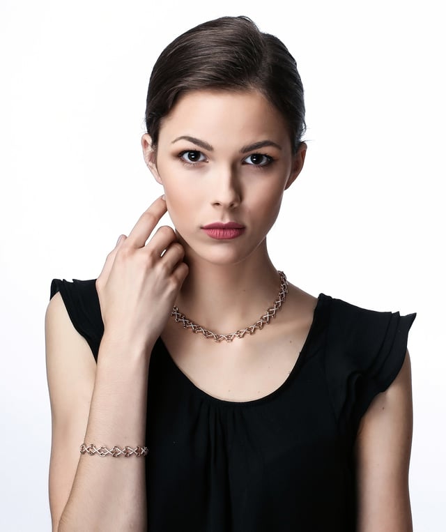 This dazzling Necklace for Women from Orphelia  is the perfect gift to spoil yourself or a loved one. The Necklace is made out of 925 Sterling Silver, colored Silver/Rose at Length: 43 cm weighing in at 30.1 grams. The Orphelia Women's 925 Sterling Silver Necklace - Silver/Rose ZK-7212 is delivered in a stunning gift box and carries a two year warranty.