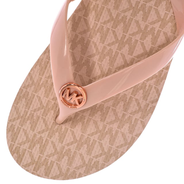 Women's flip flops 49S9MKFA1Q Chanclas de Michael Kors.
Puntera abierta y redonda.
Suela de caucho con estampado de la marca consecutivo.
Tiras de PVC con logo de la marca.
Composición: 100% PVC
Cuidados:
Limpiar con un paño húmedo.