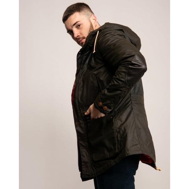 The parka has a contemporary, slim fitting design which offers a flattering look and includes traditional features such as gun pockets, cartridge holders and leather effect arm patches which offer an authentic country feel.

100% Waxed cotton
Sponge clean only