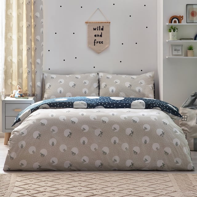 Bring an element of mischief with this playful Peter Rabbit™ Spot Me duvet cover set. This monochrome scandi inspired bedding set features sweet illustrations of Peter, on a backdrop of white spots and polka dots. The Peter Rabbit™ Spot Me duvet cover set can be flipped for a mid-week refresh, giving you two looks in one!