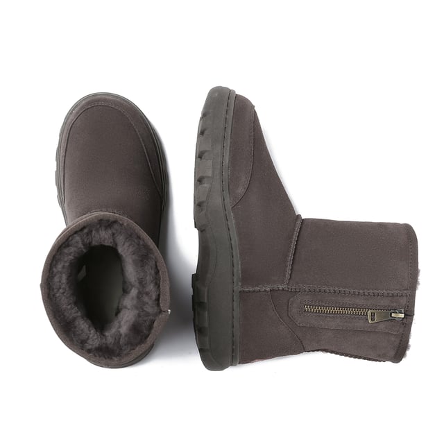 Ya sea que esté haciendo recados, haciendo una caminata de invierno o disfrutando de un día de nieve al aire libre, estas botas para exteriores Starling son las compañeras perfectas. ¡No dejes que el clima invernal te impida vivir la vida al máximo! Descripción: Parte superior de gamuza de vaca Forro cálido de lana de piel de oveja Plantilla de lana de piel de oveja suave Suela TPR Tecnologías: Agua & Parte superior resistente a las manchas Suela exterior antideslizante