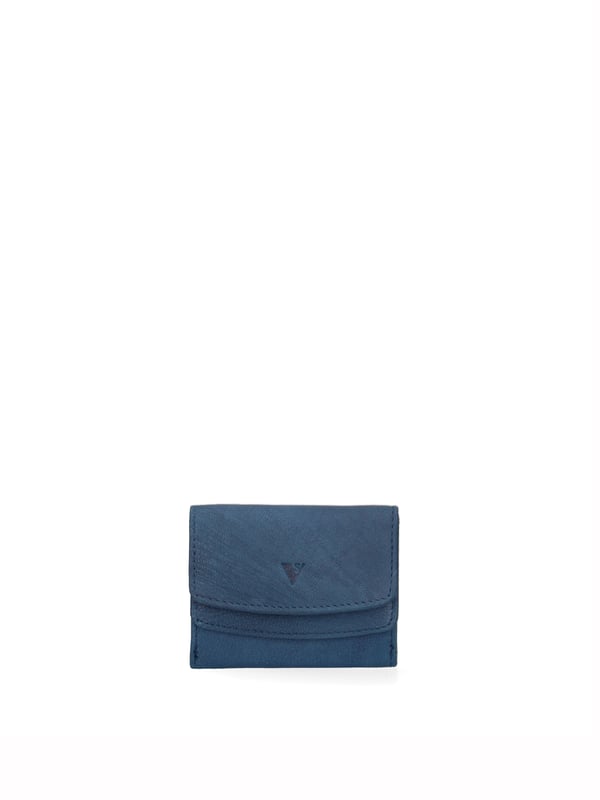 Cartera de hombre. El cierre es con botón de presión. Los bolsillos internos son tarjeteros y porta billetes. Los bolsillos externos son uno frontal con botón magnético. Falta la correa para el hombro. Falta el mango. Hay un compartimento interno. El material exterior es 100% Piel Auténtica. Internamente está forrado en piel auténtica. Medidas: 9x7,5x2 cm. Producto de moda