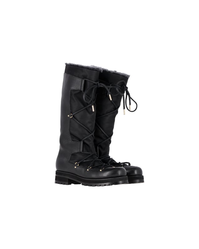 VINTAGE, RRP AS NEW
Conquer winter with the Jimmy Choo Rabbit Fur-Lined Snow Boots in Black Leather. Made from high-quality black leather, these boots offer a durable and stylish option for colder weather. The rabbit fur lining provides ultimate warmth and comfort, making them a cozy choice for even the coldest winter days. 

Jimmy Choo Rabbit Fur-Lined Snow Boots in Black Leather
Material: Leather
Color: Black 
Size: EU38.5
Condition: Excellent
Sign of Wear: No
SKU: 368262