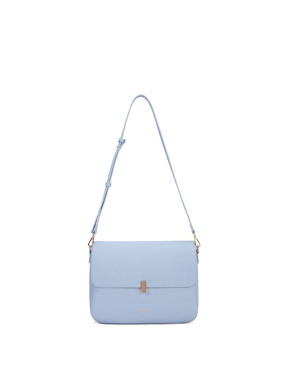 Bolso bandolera para mujer. El cierre es con giro. Los bolsillos internos son uno con cremallera y otro abierto. Los bolsillos externos están ausentes. La correa para el hombro es ajustable y extraíble. El mango está fabricado en PU. Hay un compartimento interno. El material exterior es Cuero Vegano/Pu. Internamente no está forrado. Medidas: 24,5x22,5x7 cm. Producto de moda