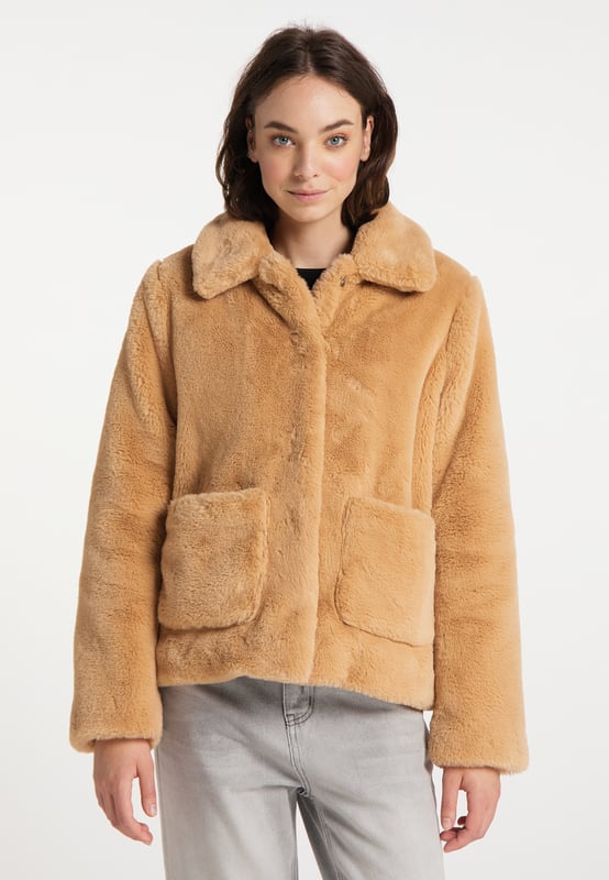 Pluche, zacht imitatiebont met een vleugje extravagantie: dat krijg je met deze jas van myMo. Het knuffelzachte imitatiebont en de glanzende satijnen voering zorgen voor een perfecte verschijning. Een verborgen drukknoopsluiting, warme zakken en een hoogsluitende kraag geven koele lucht geen kans. Deze jas is een must-have met je favoriete laarzen of hakken in de avond.