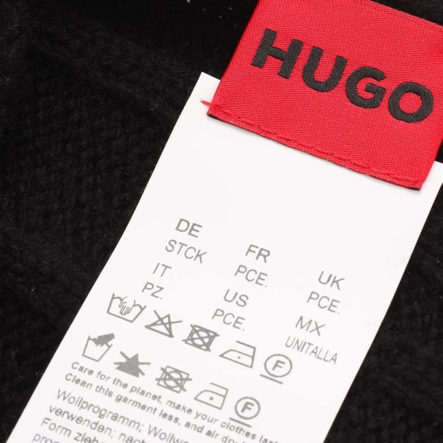 Mens Hugo Boss Beanie & Scarf Set in black.- Fold-over cuff.- Breathable and soft.- 38% Viscose  35% Polyamide  22% Wool  5% Alpaca.- Ref: 50495806BLK