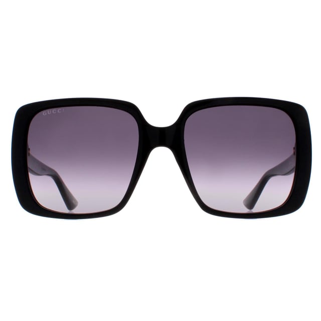 Gucci Square Womens Black Grey Gradient GG0632S zonnebril is een modern vierkant montuur dat moeiteloos bij elke outfit past. Het montuur is gemaakt van hoogwaardig acetaat, dat bekend staat om zijn duurzaamheid en lichte gewicht, wat zorgt voor een comfortabele pasvorm. Het Gucci-logo staat op de slanke poten voor de authenticiteit van het merk.