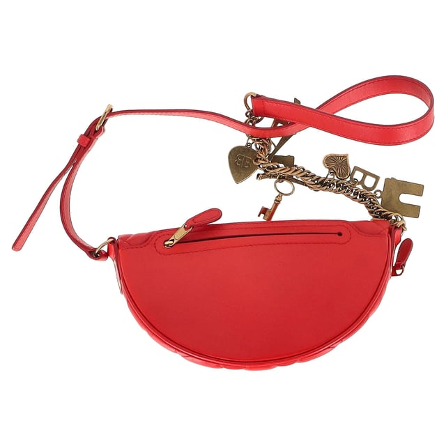 VINTAGE, RRP SOM NY

Balenciaga Quilted XXS Souvenir Charms Belt Bag i röd läder är den ultimata statement-accessoaren för den modeintresserade individen. Försedd med en gyllene BALENCIAGA-logotyp på locket och en praktisk bakficka med dragkedja, är denna väska lika funktionell som stilren. Den justerbara läderkedjan gör att du kan bära den som en midjeväska eller en axelväska, och det mjuka tyginteriören med en ficka håller dina nödvändigheter organiserade med lätthet.

med dammpåse

Balenciaga Quilted XXS Souvenir Charms Belt Bag i röd läder
Skick: Utmärkt
Tecken på användning: Ingen detaljhandelsetikett, Inga synliga tecken på slitage,
Förpackning: Dammpåse
Färg: Röd |
Material: Läder | kalvskinn
Storlek: One Size | One Size
Mått: Bredd: 100; Höjd: 140; Längd: 220; Handtagets fall: 0; Remmens längd: 800
SKU: NAPPUGBBA444260W