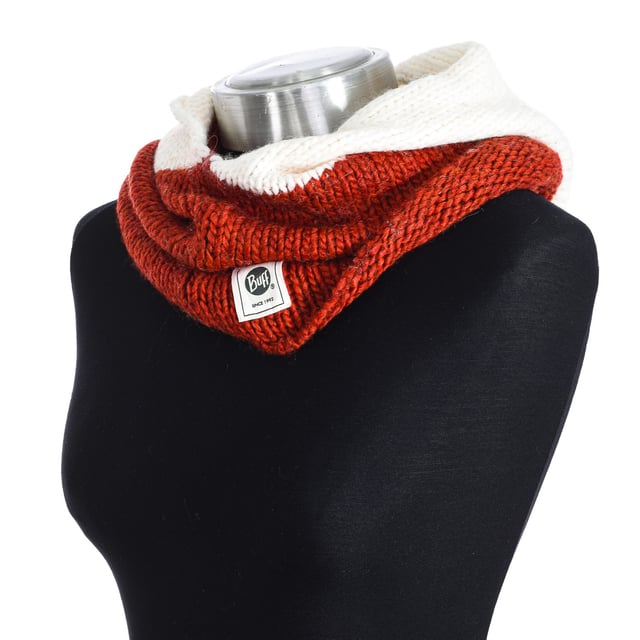 Hood with knit collar
 Ideal complement to protect the neck and face.
 Dress with style and enjoy infinite comfort.
 Measures: 55cm
 Composition: 75% Acrylic; 15% Wool; 10% Alpaca
 Care:
Handwash.
 Do not use bleach.
 Allows ironing at low temperature.
 It does not allow the use of a dryer.