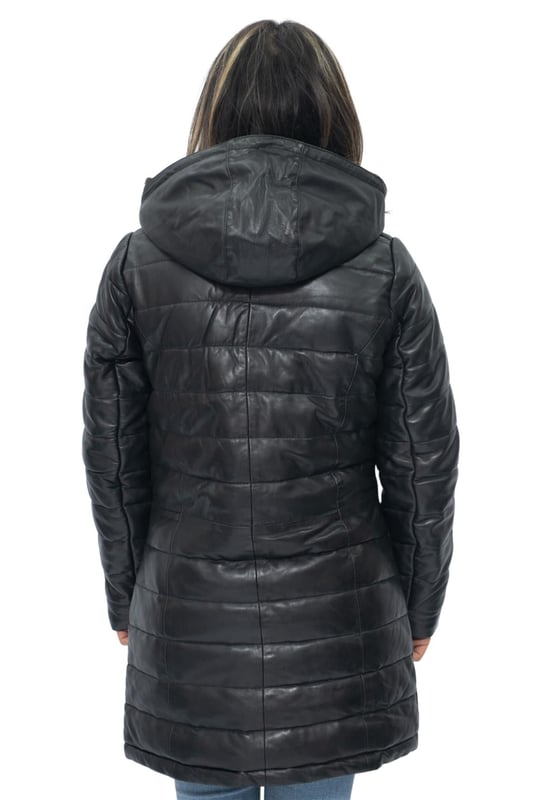 Presentamos nuestra parka de cuero con capucha para mujer, una combinación perfecta de estilo y funcionalidad. Fabricada con atención al detalle, esta chaqueta está diseñada para mantenerte abrigada y cómoda durante las estaciones más frías. La capucha desmontable proporciona versatilidad, lo que te permite adaptarte a las condiciones climáticas cambiantes. Las cremalleras YKK garantizan un cierre suave y confiable, mientras que el acolchado aislante agrega una capa adicional de calidez. El efecto acolchado en todo el abrigo agrega un toque elegante y realza su atractivo visual. El cuello alto proporciona protección adicional contra los vientos fríos, mientras que los dos bolsillos verticales para calentar las manos en la cintura ofrecen comodidad y opciones de almacenamiento. • Capucha desmontable para opciones de estilo versátiles • Cremalleras YKK para un cierre confiable y suave • Acolchado aislante para mayor calidez • Efecto acolchado en todo el abrigo para mayor estilo • Cuello alto para mayor protección contra los elementos • Dos bolsillos verticales para calentar las manos en la cintura para mayor comodidad y almacenamiento.