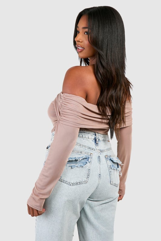 Update your wardrobe with this plus size bodysuit from our dedicated curve range. A form fitting, curve enhancing style with a press-stud fastening, this piece can be dressed up or down, depending on the vibe. Team with coated jeans and statement heels for date night plans, or pair with tailored trousers for a brunch date with your bestie. For an instant fresh 'fit, a plus size black bodysuit is perfect to replace your go-to t shirts. Got a date night planned? Team a dreamy plus size lace bodysuit with a leather skirt and standout heels.Style: BodysuitFabric: MeshSleeve Length: Long Sleeve