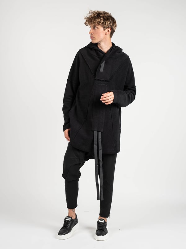Unisex
Estilo holgado y más largo (Oversize)
Con capucha
Capucha decorada con cremallera
Cierre de velcro en el cuello
Dos bolsillos en la parte delantera
Decorado con cintas con logotipos
Aberturas laterales
Decorado con costuras exteriores
Fabricado con tela de alta calidad
Fabricado en Italia