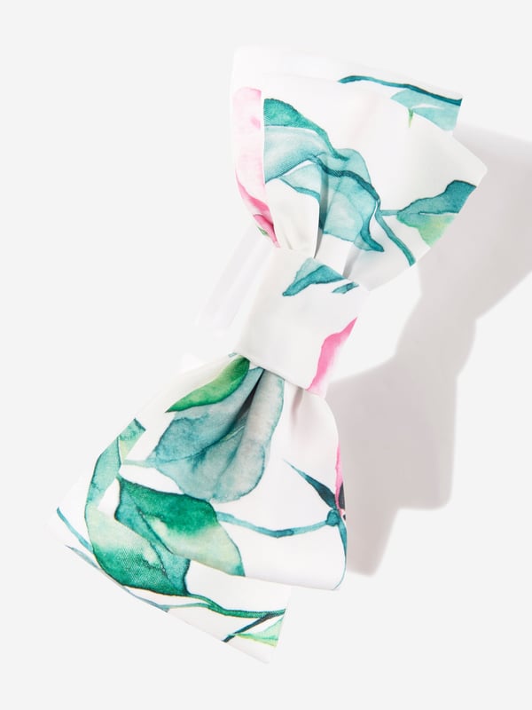 Californian label Mama Luma depict beautiful designs via their ethically sourced fabrics. This girls green white headband is reflective of the label's fine detailing and handmade construction. Envisioned with a green and pink leaves pattern, an enlarged bow and plastic inner structure. She will look and feel divine.  ‚ Handmade