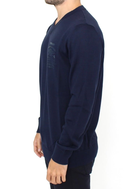 100% Authentic ERMANNO SCERVINO blue v-neck wool blend pullover sweater
  Stylish V-neck design
  Made from a luxurious blend of 50% acrylic and 50% wool
  Logo detailing adds a subtle designer touch
  Available in a beautiful blue color
Material: 50% Acrylic 50% Wool