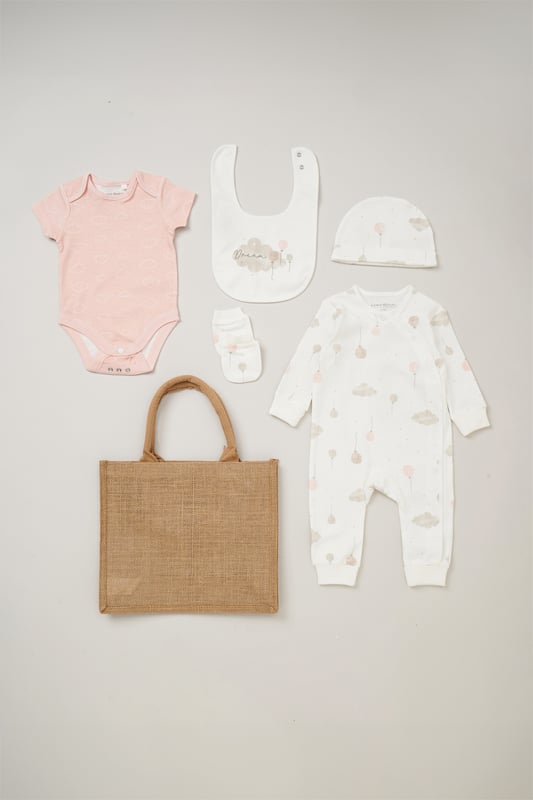 This Homegrown Baby printed 5-Piece Gift Set includes a cosy all-in-one, bodysuit, hat, and mitts. Made from soft 100% organic cotton, the set features 'Grow with Me' functionality for adjustable fit. Packaged in a mesh bag, it's the perfect gift for welcoming a new baby.
