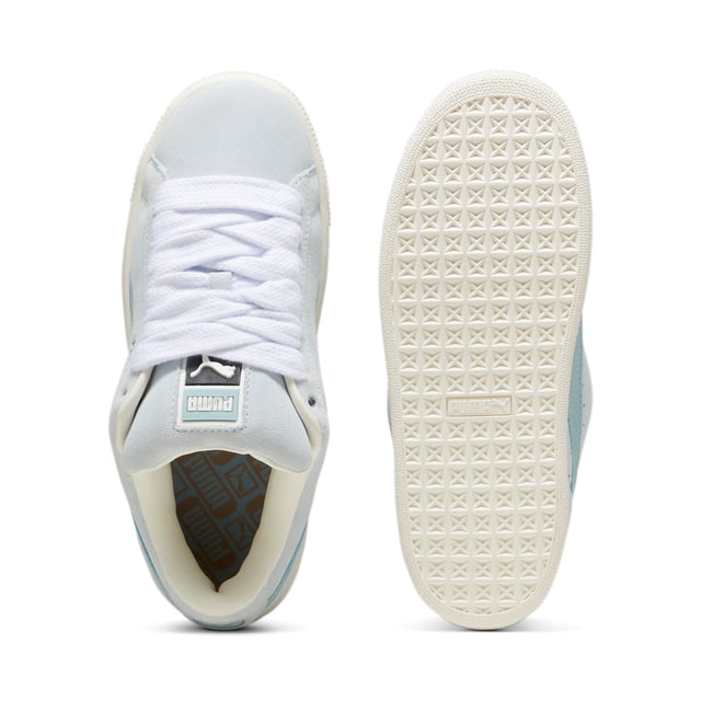 PRODUKTBESCHREIBUNG: Diese frische Interpretation des klassischen Suede schöpft Inspiration aus PUMAs Erbe im Breakdance und dessen Einfluss auf die moderne Streetwear. Der Suede XL bewahrt das ikonische DNA des Suede, verleiht ihm jedoch mit einem übertrieben gepolsterten Kragen und Zunge sowie einer robusteren Sohle eine besondere Note. Diese Ausführung verfügt über ein Obermaterial aus vollständig suede, ergänzt mit einem Leder-Formstreifen. MERKMALE & VORTEILE: PUMAs Lederprodukte unterstützen verantwortungsvolle Herstellung über die Leather Working Group. www.leatherworkinggroup.com DETAILS: Obermaterial aus Suede; Leder-Formstreifen; Zunge aus Suede mit Mesh-Bindung; Prägedruck und Folien-Print mit PUMA-Branding im seitlichen Bereich; Mesh-Futter; Mesh-Einlegesohle; Gummi-Mittelsohle; Gummi-Laufsohle; Futter: Textil, Andere; Laufsohle: Gummi; Obermaterial: Leder; Einlegesohle: Textil