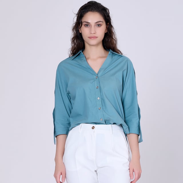 Een eenvoudig en elegant shirt gestructureerd met een lange riem die langs de schouders en armen loopt. Een informele uitstraling met 3/4 mouwen, een V-hals en een rechte lijn. Dit stuk wordt gesneden in een licht gladde popeline, ideaal voor de lente- en zomerseizoenen: geschikt voor informele uitjes, uitstapjes in de stad, het weekend en nog veel meer.
 Productdetails:
 Lengte: 68 cm
 Model draagt ​​maat 10
 Modelhoogte is 5 "7
 Vorm: recht
 3/4 mouwen
 V halslijn, Italiaanse kraag
 MIDDEN VOORKOPEN