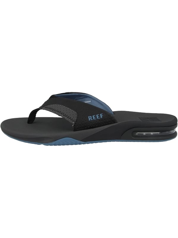 Die Reef Herren Zehentrenner Sandalen bieten nicht nur höchsten Tragekomfort, sondern auch praktische Features, die sie zum idealen Begleiter für den Sommer machen. Der integrierte Flaschenöffner im Fußbett ist perfekt für spontane Erfrischungen unterwegs, während das EVA-Fußbett für weichen, angenehmen Tragekomfort sorgt. Dank des 360-Grad-Fersenairbags genießen deine Füße eine zusätzliche Dämpfung, die für optimalen Halt und Komfort sorgt. Die Label-Details verleihen den Sandalen zudem eine stilvolle Note. Diese Sandalen sind die perfekte Wahl für entspannte Tage am Strand, am Pool oder in der Stadt - sie bieten die ideale Kombination aus Funktionalität und modischem Design.