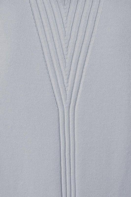 Een must-have voor je kledingkast! Deze licht gebreide damestop is perfect voor elke outfit. Met het unieke colkraagje heeft de top net dat beetje extra flair. De mouwloze top heeft een losse col en subtiele gehaakte details. Het grijze topje heeft een rechte pasvorm en valt op de heupen. Combineer de grijze top met een grijze pantalon en blazer voor een professionele uitstraling, of draag de top op een mooie zwierige rok voor een feestelijke look. Kortom, een veelzijdig kledingstuk…!