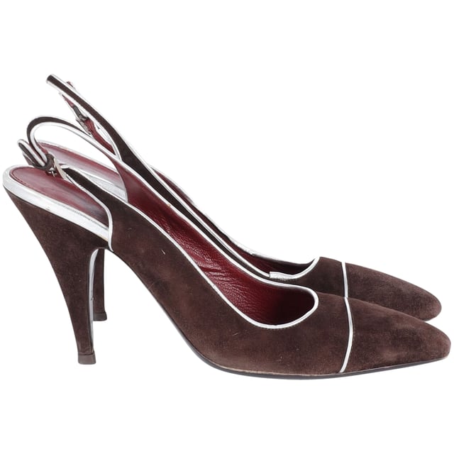 Prada Slingback-Pumps aus braunem Wildleder VINTAGE, UVP WIE NEU
Diese braunen Slingback-Pumps von Prada sind in Italien aus geschmeidigem Wildleder gefertigt. Sie verfügen über eine spitz zulaufende Silhouette, silberne Kantenverzierungen und eine zierliche Schnalle. Nutzen Sie die Vorteile der niedrigen Höhe, indem Sie Ihre Pumps an geschäftigen Tagen tragen.
Prada Slingback-Pumps aus braunem Wildleder
Zustand: Gut
Abnutzungserscheinungen: Abnutzung an den Sohlen und leichtes Abblättern an der Innenseite des linken Absatzes.
Material: Wildleder/Leder
Farbe: braun
Größe: EU40.5/US11/UK8
SKU: 152445