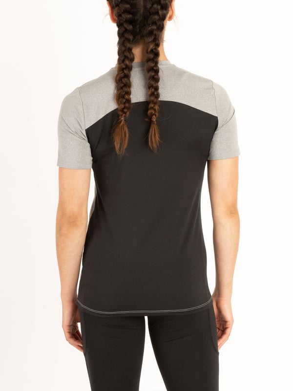 Train in style with this crew neck t-shirt from the LUKE womenswear performance range. Cut from a high performance, recycled fabrication, it is designed with comfort, sustainability and flexibility in mind. The fabric has moisture absorbing properties and elastic fibres for ultimate support when on the move. This piece is complete with the brands iconic rubberised lion head badge at the hem.
