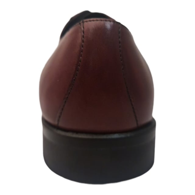 Zapato oxford de hombre con detalles de costuras en la zona alta del empeine con cierre de cordones. Cuenta con una cómoda suela y una planta antideslizante.
