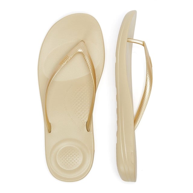 From the top, they look like your typical Surfer-girl flip flops. Underneath, they're ergonomically engineered with iQushion™ micro-bubble foam impact cushions for non-stop comfort. Throw a pair in your suitcase and you'll find yourself wearing them to beach, bar and beyond!